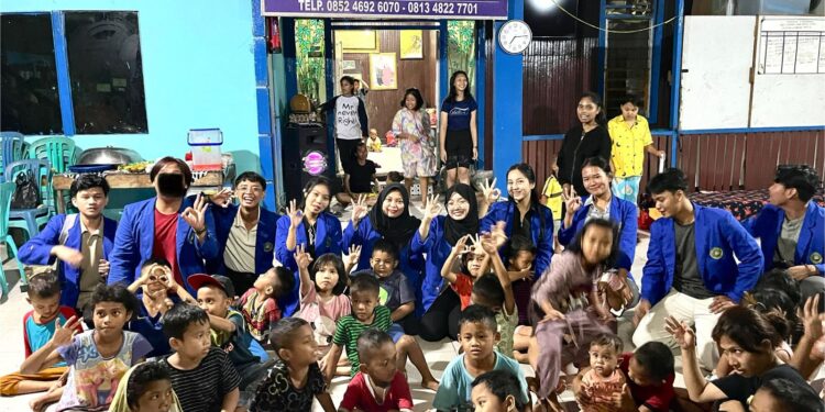 Foto Bersama PIK-R UWGM Samarinda dan Yayasan Kharisma Pertiwi. (Ist)