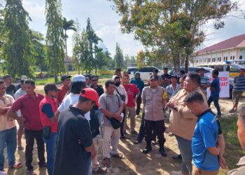 Tuntut Dugaan Korupsi dan Cawe-Cawe Jabatan, Puluhan Warga Kaubun Geruduk Kantor Nilai Pemerintah Desa Bumi Etam Gagal