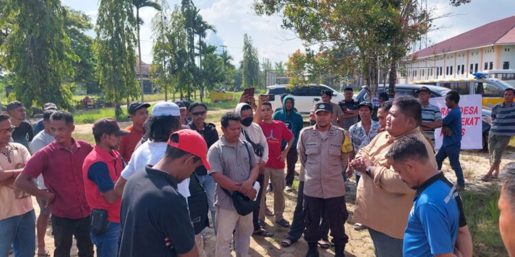 Tuntut Dugaan Korupsi dan Cawe-Cawe Jabatan, Puluhan Warga Kaubun Geruduk Kantor Nilai Pemerintah Desa Bumi Etam Gagal