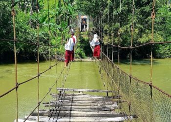 Jembatan Gantung di Kampung Pela Sudah Tua, Anak Sekolah Harus Antri Menyebran