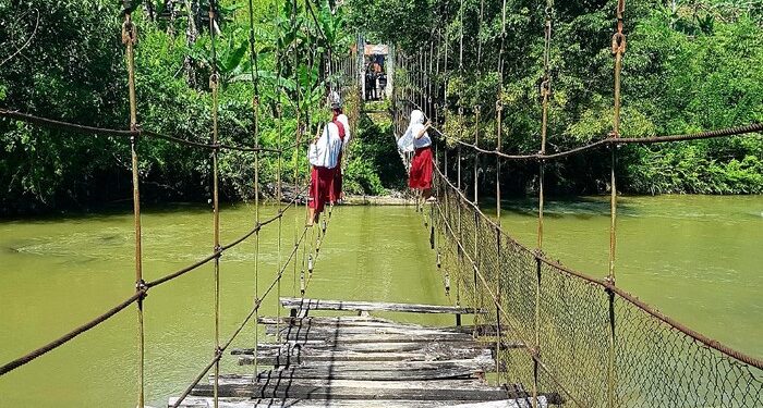Jembatan Gantung di Kampung Pela Sudah Tua, Anak Sekolah Harus Antri Menyebran
