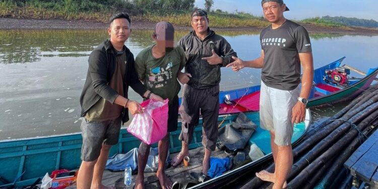 Distribusi Jalur Air Bandar Sabu Tertangkap di Pondok Terapung Tengah Danau Kukar