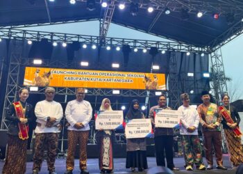 “Boskab Luncurkan Program Perlengkapan Sekolah Gratis, Nilai Bantuan Bisa Capai Rp1,8 Juta per Siswa di Kukar!”