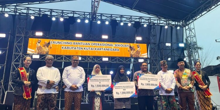 “Boskab Luncurkan Program Perlengkapan Sekolah Gratis, Nilai Bantuan Bisa Capai Rp1,8 Juta per Siswa di Kukar!”