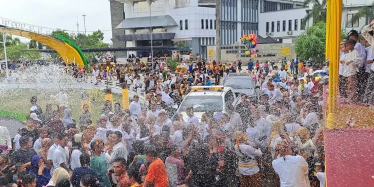 Puncak Erau 28 September 2025: Upacara Belimbur Libatkan Ribuan Orang, Warga Diminta Gunakan Air Bersih