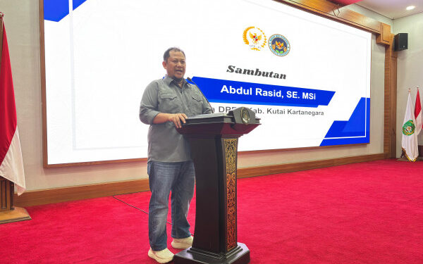 Ketua Komisi X DPR RI Hadir di Tenggarong, Abdul Rasid Turut Sambut dan Sosialisasikan MBG!