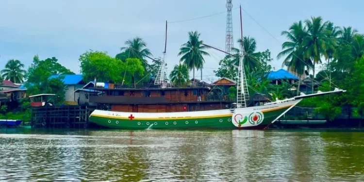 “Bukan Kapal Biasa! RS Apung Ini Datang Bawa Harapan ke Ujung Kutai Timur”