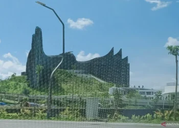 “Siluet Kota Baru di Atas Hijau Hutan: Cerita 65% Lahan IKN”