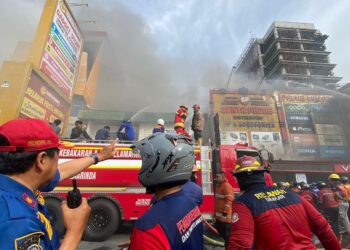 Petaka Arus Pendek! Surya Phone Samarinda Terbakar, Petugas Berjibaku Lawan Kobaran Api.